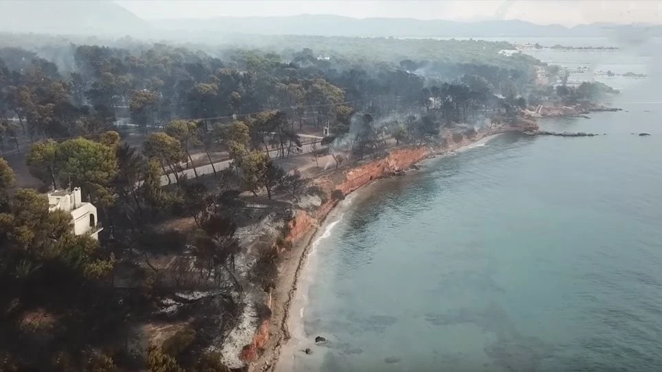 Πόλη-φάντασμα το Μάτι! Οι λιγοστοί κάτοικοι που έχουν απομείνει προσπαθούν να συνέλθουν από τον εφιάλτη που βίωσαν